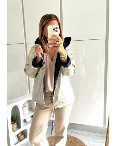 Imperméable réversible Laura Jo marine et doré côté doré porté ouvert