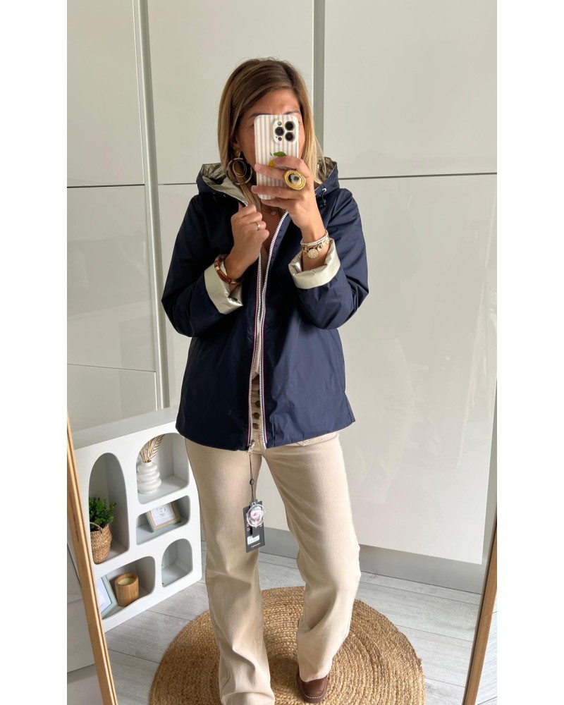Imperméable réversible Laura Jo marine et doré porté ouvert mi-saison